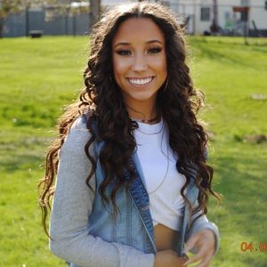 Meet your Posher, Mia